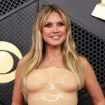 Heidi Klum Pakai Baju ‘Nude’ Ketat di Grammy 2026, Susah Jalan di Karpet Merah