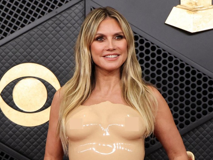 Heidi Klum Pakai Baju ‘Nude’ Ketat di Grammy 2026, Susah Jalan di Karpet Merah