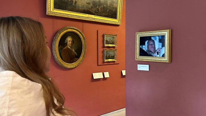 Mantan Pangeran Andrew Di Tangkap Polisi, Fotonya Kini Di Tempel Di Museum Louvre