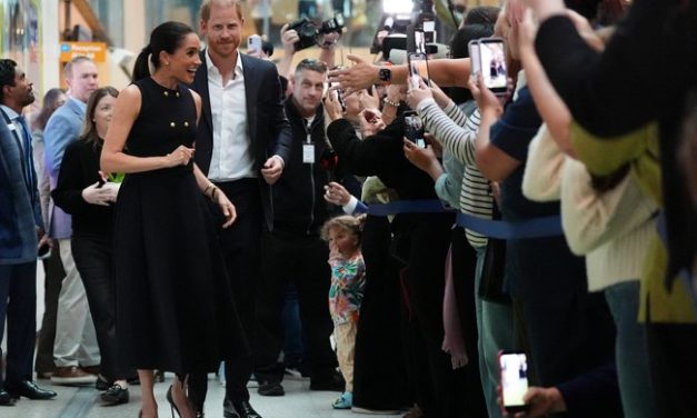 Gaya Meghan Markle Di Australia, Viral Turun Kelas Naik Pesawat Komersial