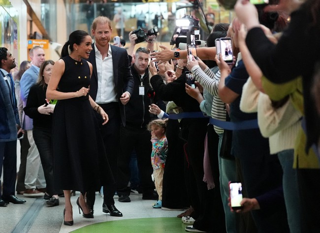 Gaya Meghan Markle Di Australia, Viral Turun Kelas Naik Pesawat Komersial