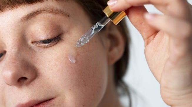 Atasi Flek Hitam Di Usia 50 Tahun Dengan Serum Malam Ini