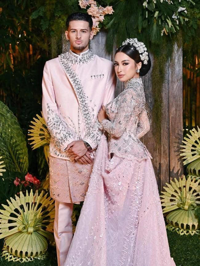 Elegan Dan Stunning! Gaun Pink Jennifer Coppen Saat Resepsi