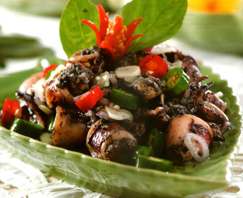 Hitam Tapi Lezat! Rahasia Cumi Pedas Favorit Pecinta Seafood