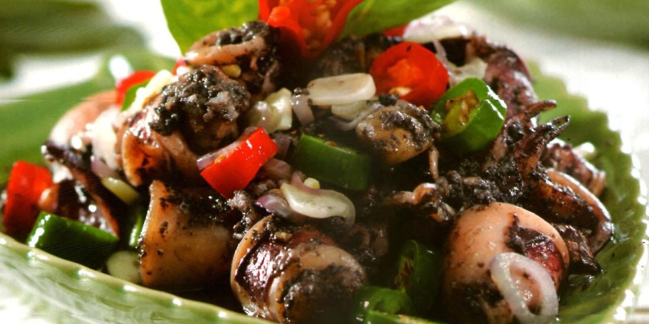 Hitam Tapi Lezat! Rahasia Cumi Pedas Favorit Pecinta Seafood