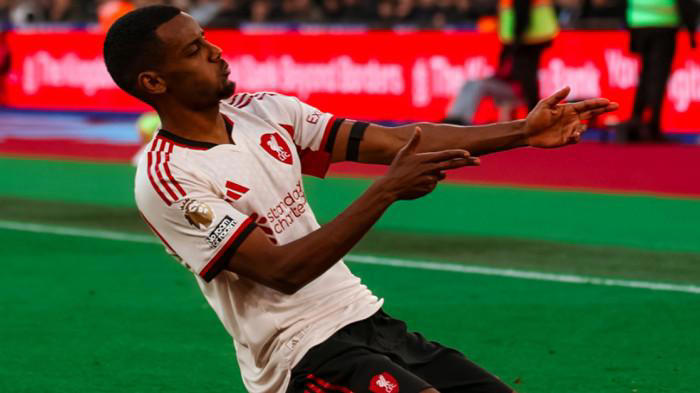 Isak Bersinar Di Liga Inggris, Liverpool Benahi Lini Belakang