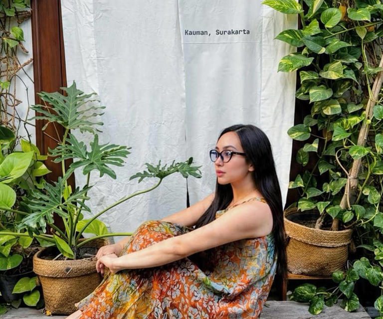 Jalan-Jalan Ke Surakarta, Potret Salmafina Sunan Tampil Enjoy