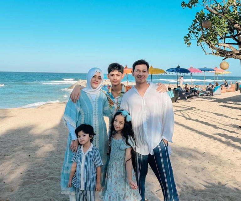 Kompak Abis! Intip Fashion Keluarga Fairuz Dan Sonny Septian