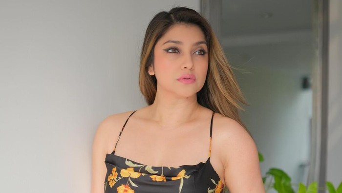 Rahasia Awet Muda Sarah Azhari Di Usia 49 Tahun