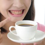 Jangan Kebanyakan! Minum Kopi Picu Bau Mulut & Gigi Kuning