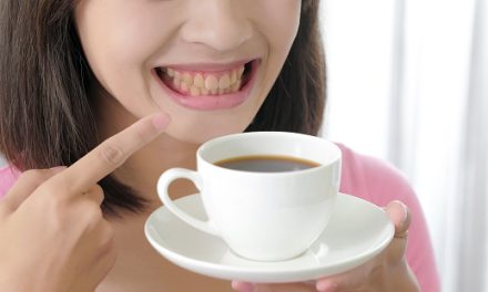 Jangan Kebanyakan! Minum Kopi Picu Bau Mulut & Gigi Kuning