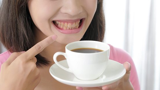 Jangan Kebanyakan! Minum Kopi Picu Bau Mulut & Gigi Kuning