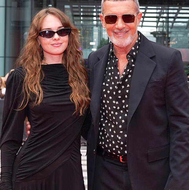 Tampil Elegan! Antonio Banderas Dan Stella Di TIFF 2026