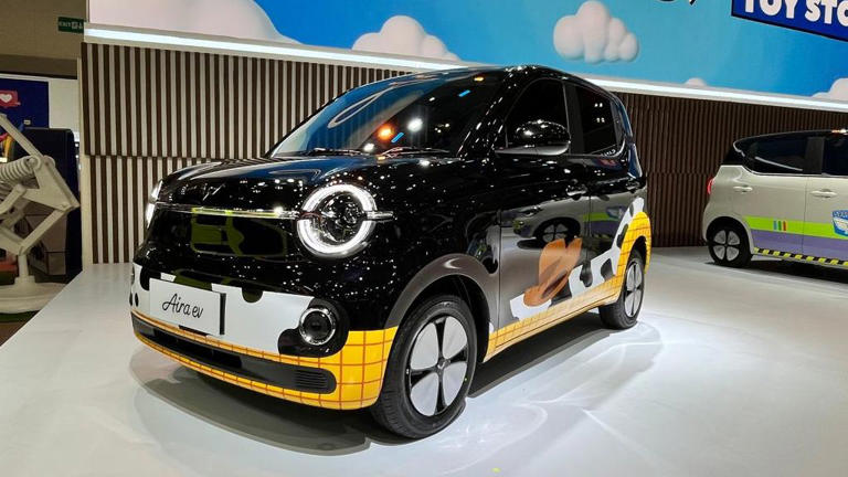 Tampil Makin Ikonik! Wuling Air EV Starry Black Karakter Woody