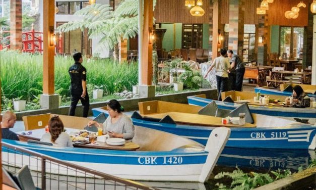 Kulineran Sambil Bersantai! Cibiuk Resto, Makan Di Atas Kolam