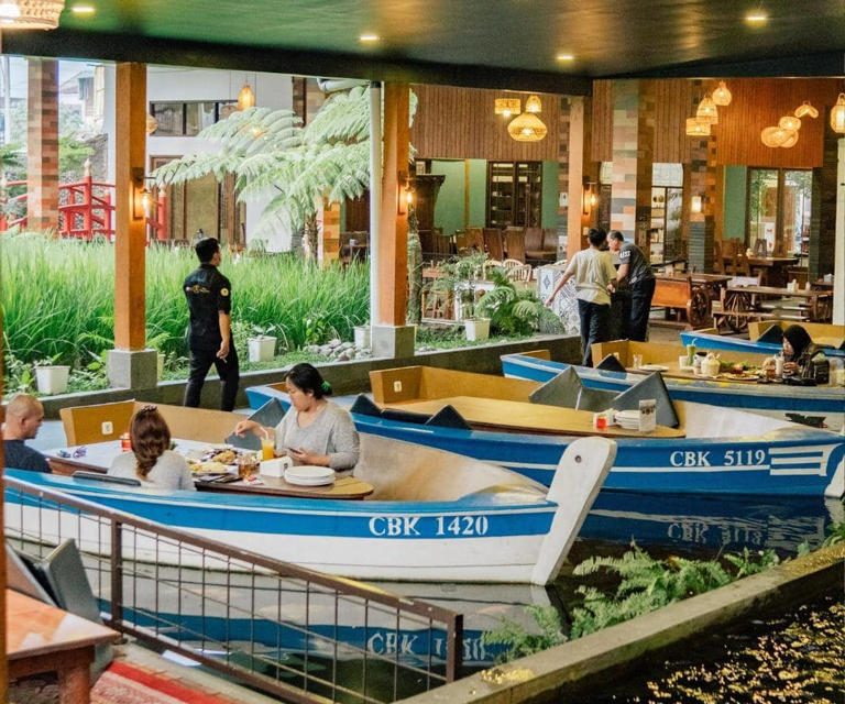 Kulineran Sambil Bersantai! Cibiuk Resto, Makan Di Atas Kolam