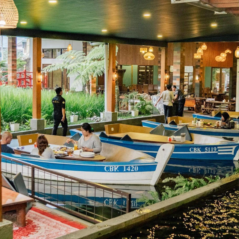 Kulineran Sambil Bersantai! Cibiuk Resto, Makan Di Atas Kolam