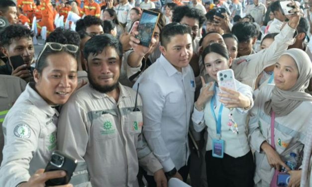 Nyaris Tertinggal! Teddy Indra Wijaya Sibuk Layani Foto Bersama