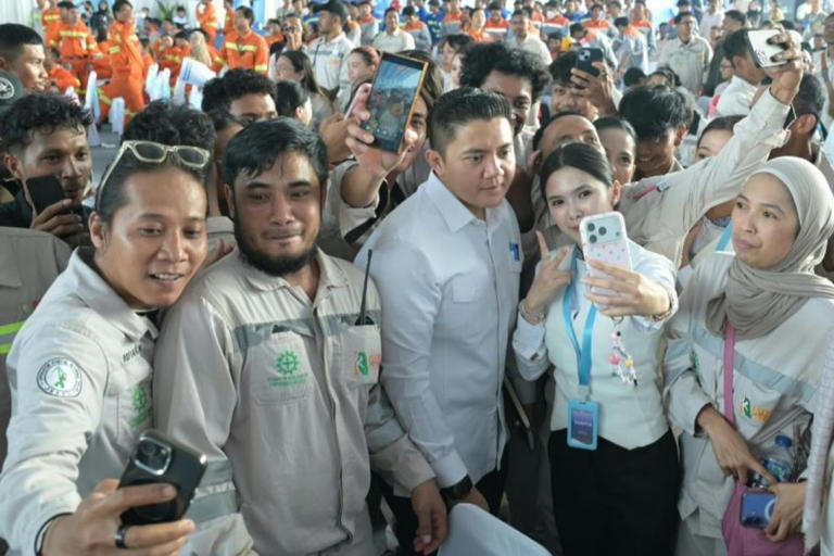 Nyaris Tertinggal! Teddy Indra Wijaya Sibuk Layani Foto Bersama